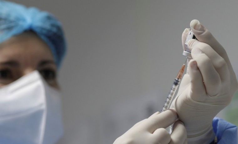 В мире вакцину от коронавируса получило больше 101 млн человек