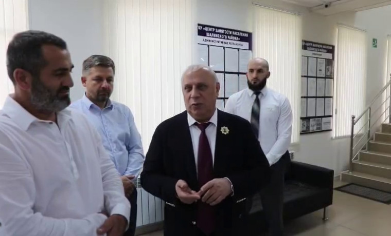 Усман Баширов проверил работу центра занятости в Шалинском районе