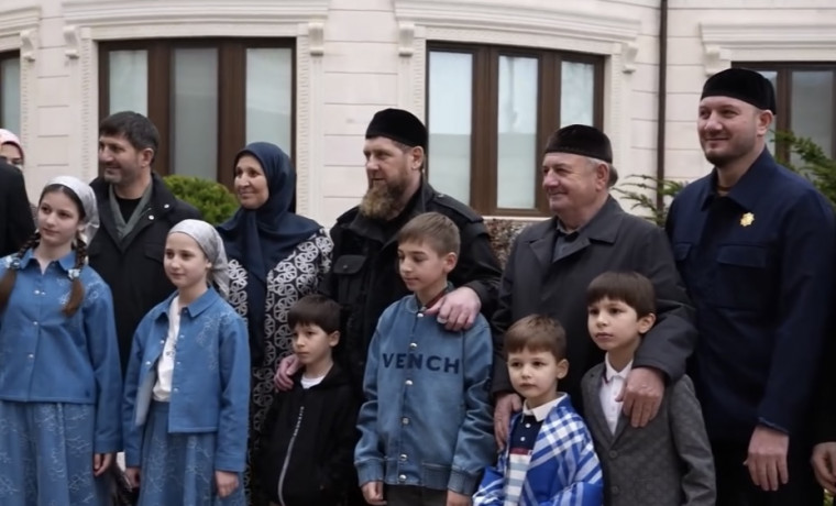 Рамзан Кадыров проведал близких и родственников в первый день мусульманского праздника Ид аль-Фитр