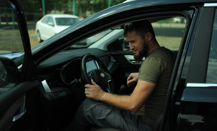 Ветеран СВО Темирлан Мутаев получил автомобиль с ручным управлением
