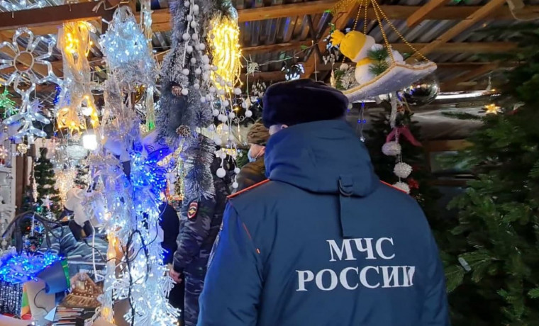 Сотрудники МЧС проверяют точки продаж пиротехнических изделий