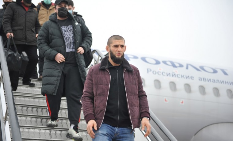 Боец UFC Хамзат Чимаев прилетел в Грозный