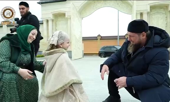 Рамзан Кадыров вместе с супругой поздравили с Ид аль-Фитр внучек Первого Президента ЧР