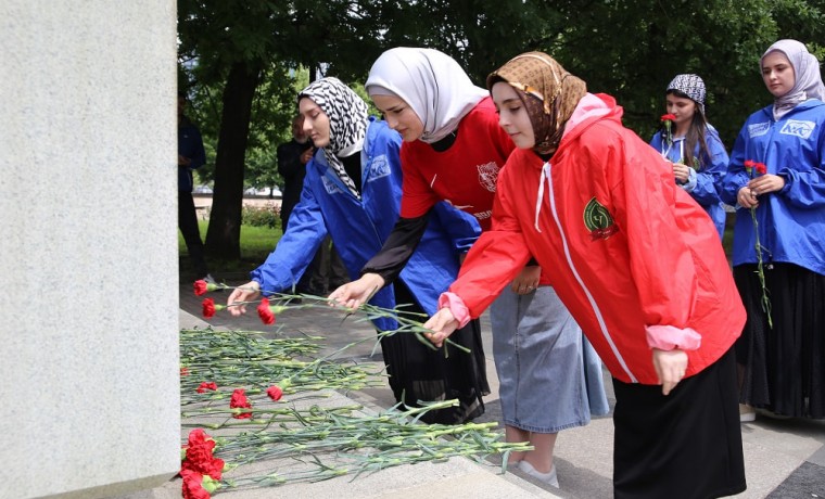 В Грозном прошла памятная акция «Цветы Победы»