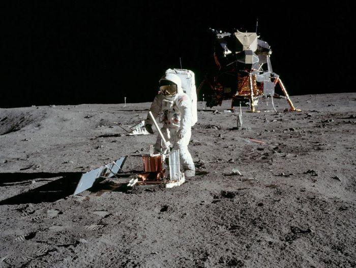 21 июля  (48 лет назад) астронавт Нил Армстронг первым из землян ступил на поверхность Луны
