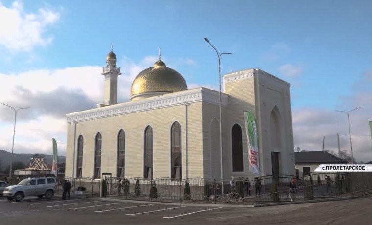 В селе Пролетарское открыли мечеть на 1100 человек