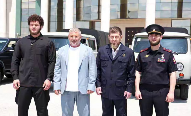 Представители семьи Айдамировых передали автомобили для нужд участников СВО