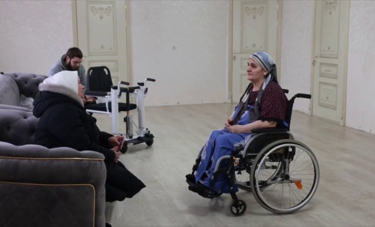РОФ им. А.-Х. Кадырова подарил кресло-подъёмник маломобильной пациентке