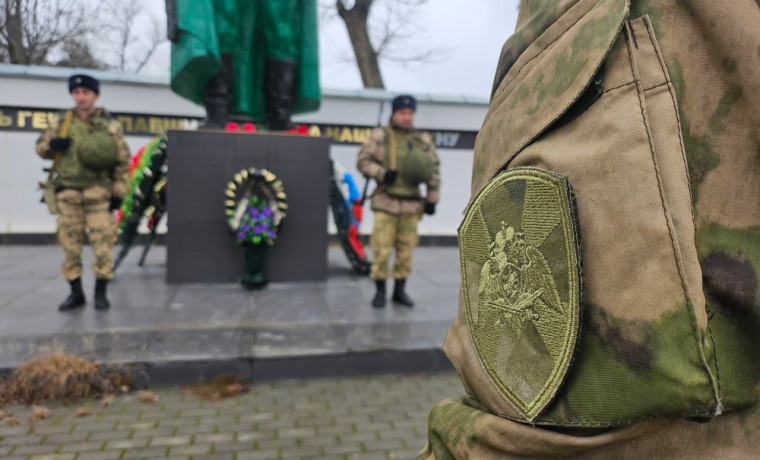 В ЧР военнослужащие Росгвардии возложили цветы к Мемориалу павшим в Великой Отечественной войне