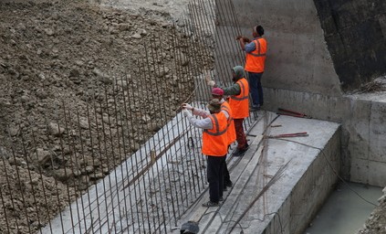 Общественные контролеры ЧР проверили ход работ реконструкции моста на подъезде к селу Сельментаузен