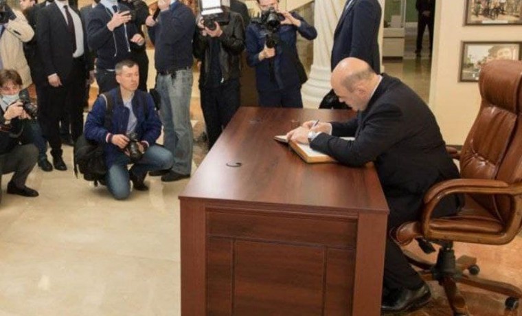 Премьер-министр РФ оставил запись в книге почётных гостей Мемориального комплекса Славы в Грозном