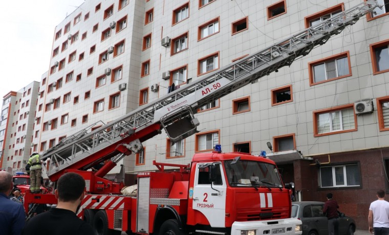 В Грозном пожарные спасли 19 человек из задымленного подъезда многоквартирного дома