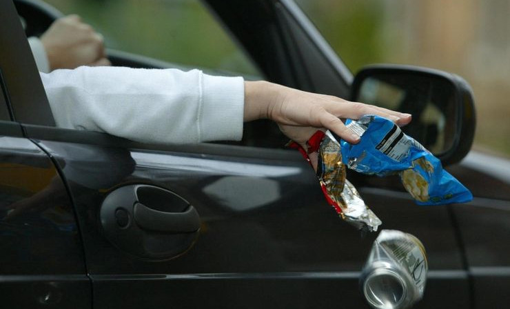 В России приняли закон о введении штрафов за выброс мусора из машин