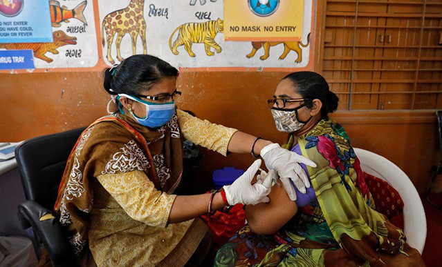 В Индии одобрили экстренное использование российской вакцины "Спутник Лайт"
