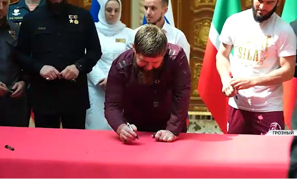Рамзан Кадыров принял участие в Патриотическом флэшмобе, приуроченном ко дню Флага России