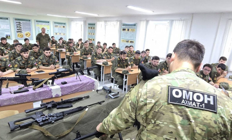 Сотрудники ОМОН «АХМАТ-1» провели патриотическое мероприятие для студентов Военного учебного центра