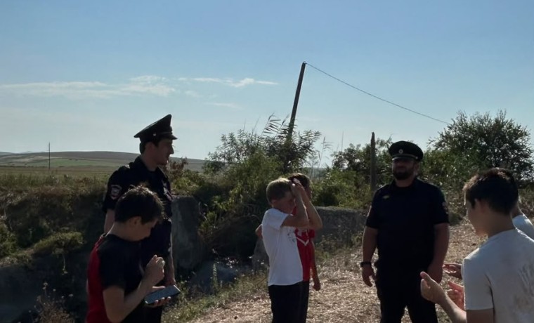 Полицейские Грозненского района проверили места отдыха детей у водоемов