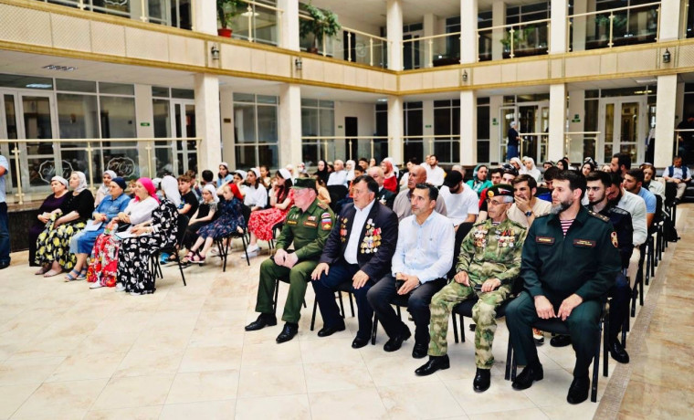 В Грозном росгвардейцы приняли участие в мероприятии ко Дню памяти и скорби