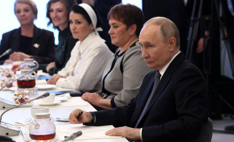 Владимир Путин встретился с сотрудницами фонда «Защитники Отечества», участницами и ветеранами СВО