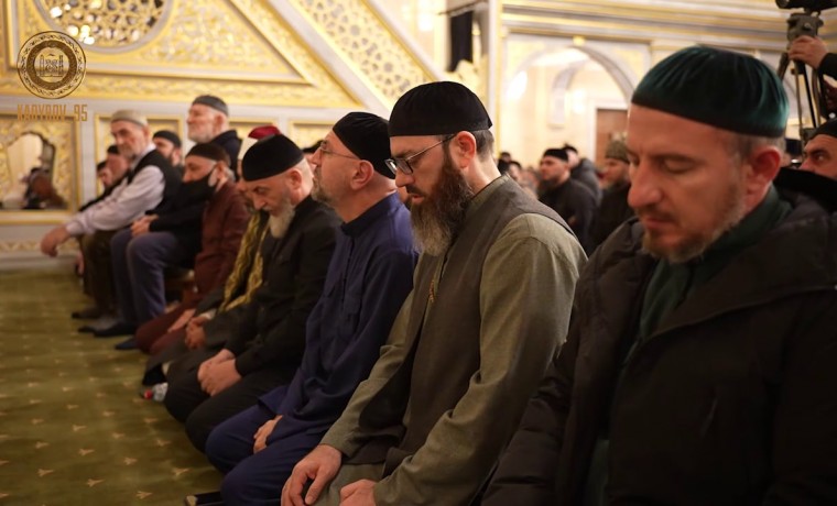 Рамзан Кадыров: "Тысячи мусульман совершили коллективный намаз во всех мечетях ЧР"