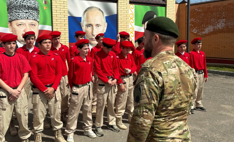 В Урус-Мартане росгвардейцы провели День открытых дверей для подшефных школьников