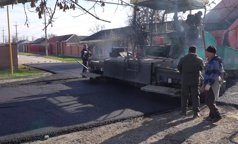В Грозном асфальтируют дорогу к школе №64 на Садовой улице