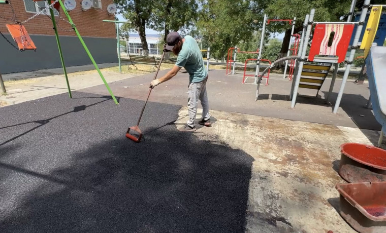 В Грозном продолжаются массовые субботники по благоустройству