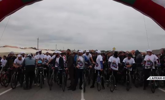 В Алхан-Кале прошел велопробег, посвященный 70-летию Президента РФ Владимира Путина