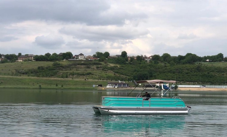 На озере Кезеной-Ам появились водные трамвайчики