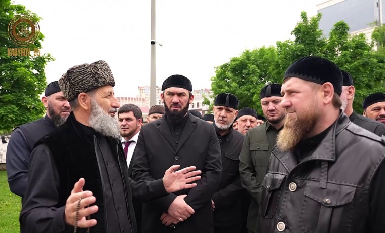 В День памяти и скорби Рамзан Кадыров вместе с соратниками посетил Мемориал в Грозном