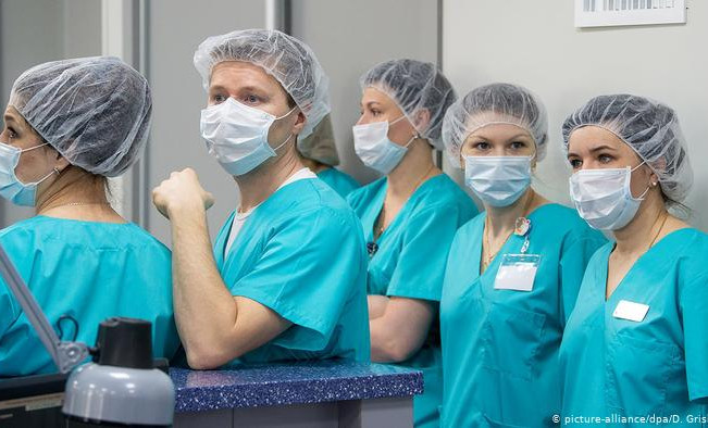 В семи регионах России проверят новую систему оплаты труда врачей