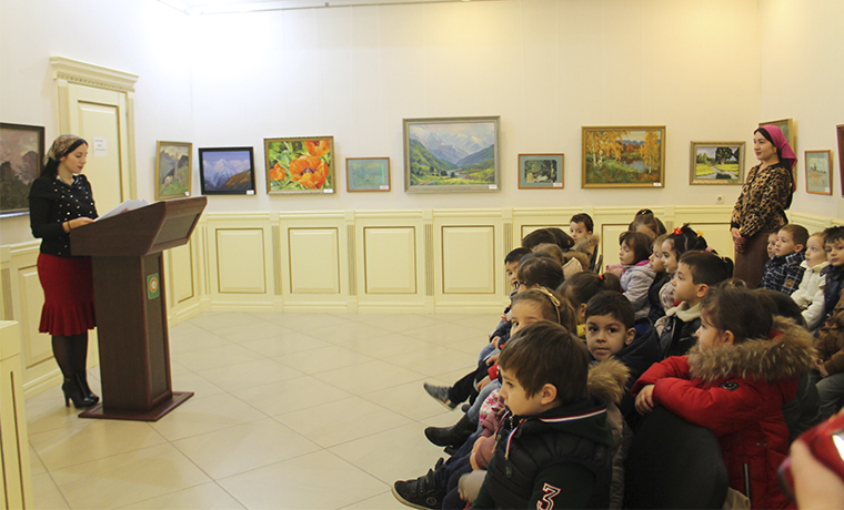 В Грозном открылась выставка, приуроченная к Всемирному дню ребенка 