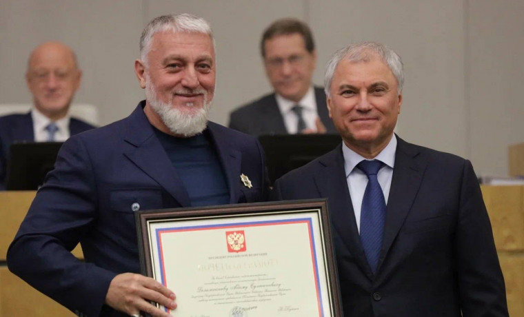 Рамзан Кадыров поздравил Адама Делимханова с вручением Почётной грамоты Президента России