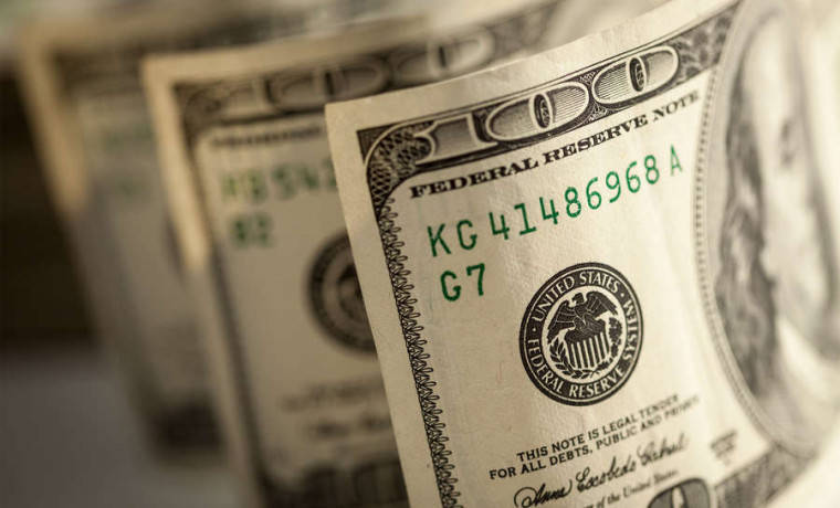 По итогам торгов на Мосбирже, курс доллара упал ниже 61 рубля