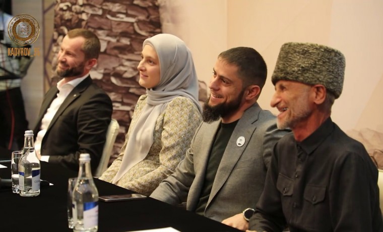 Рамзан Кадыров поздравил победительницу и призёров конкурса на лучшее чтение стихотворения