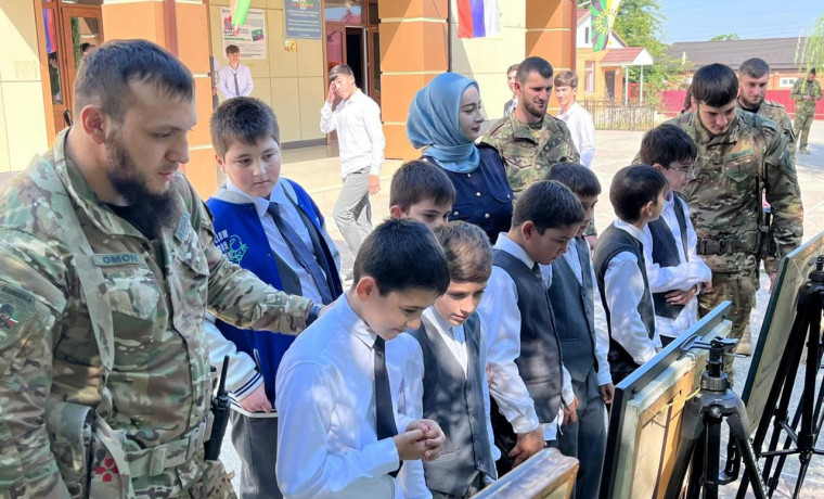 Военнослужащие и сотрудники Росгвардии познакомились с художественным наследием ЧР