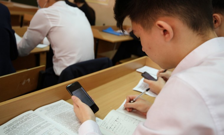 В России запретили использовать мобильные телефоны на уроках в школах