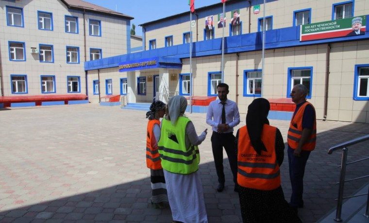 Общественные контролеры в Грозном провели инспекцию отремонтированных ранее школьных маршрутов