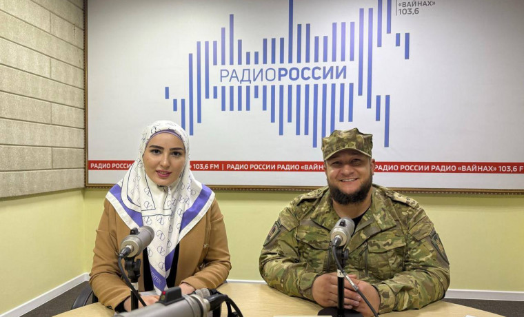 Росгвардеец выступил в очередном эфире ведомственной радиорубрики в Грозном