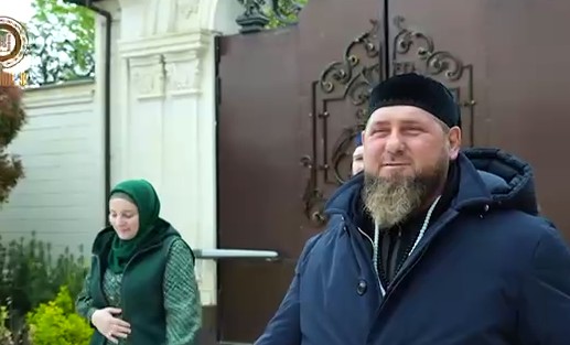 В главный мусульманский праздник Ид аль-Фитр Рамзан Кадыров навестил своих близких людей