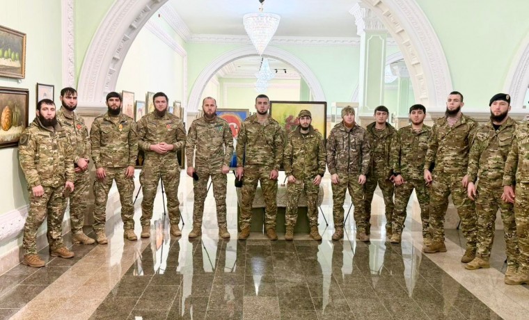Сотрудники Росгвардии посетили открытие выставки художницы Мархабы Шалиевой в Грозном