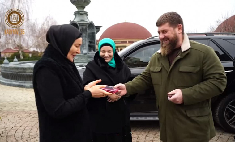 Глава ЧР наградил Разиту Делимханову высшей наградой региона - орденом Кадырова