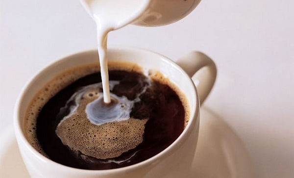 Врач перечислила 2 причины, по которым не стоит пить кофе с молоком