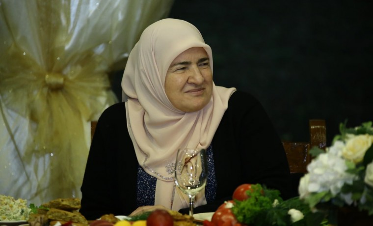 Дмитрий Медведев поблагодарил Аймани Кадырову за помощь жителям Донбасса