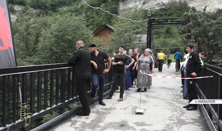 В Чечне профессионалы из Германии учат любителей экстрима Роуп-джампингу