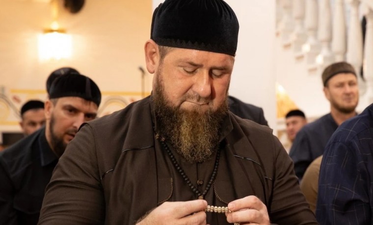 Рамзан Кадыров совершил утреннюю молитву в родовом селе Ахмат-Юрт