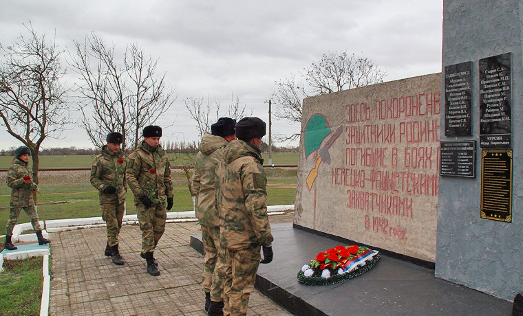 В ЧР военнослужащие Росгвардии возложили цветы к братской могиле