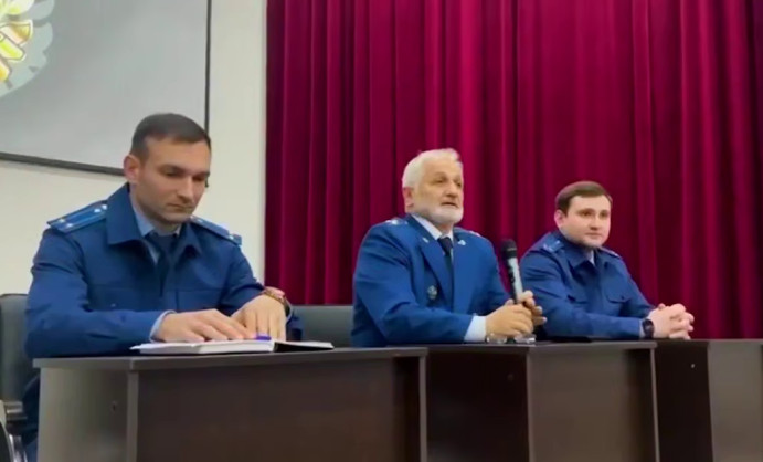 Прокуратура Шейх-Мансуровского района провела патриотическую беседу с школьниками Грозного