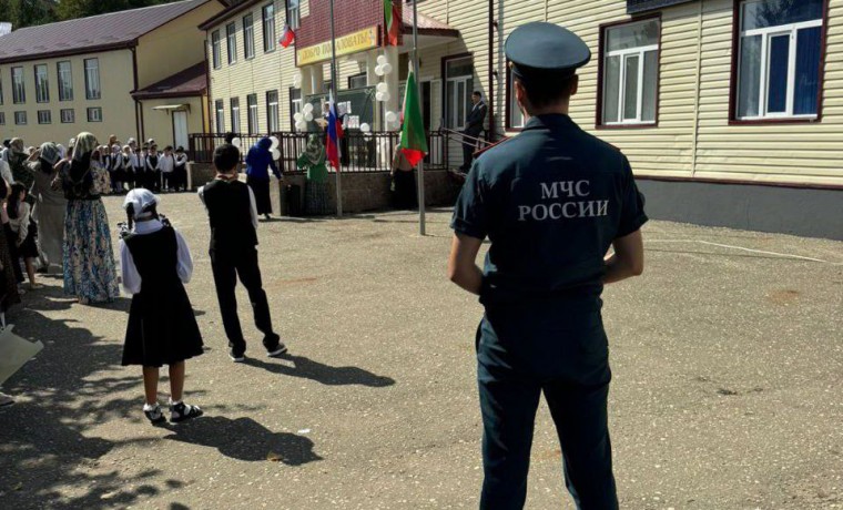 Сотрудники МЧС России обеспечили безопасность торжественных мероприятий в школах