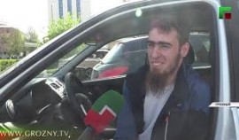 РОФ им. Ахмата-Хаджи Кадырова подарил автомобиль инвалиду